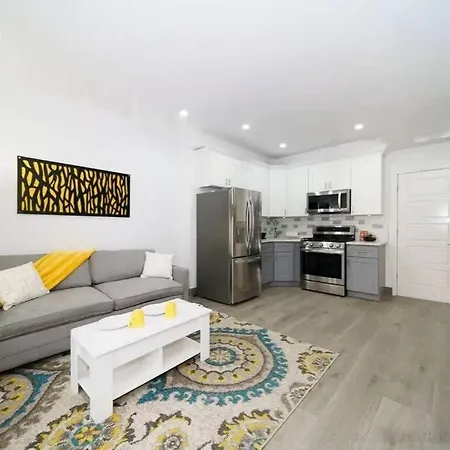 Cozy Modern Brooklyn Apartment W/ Balcony